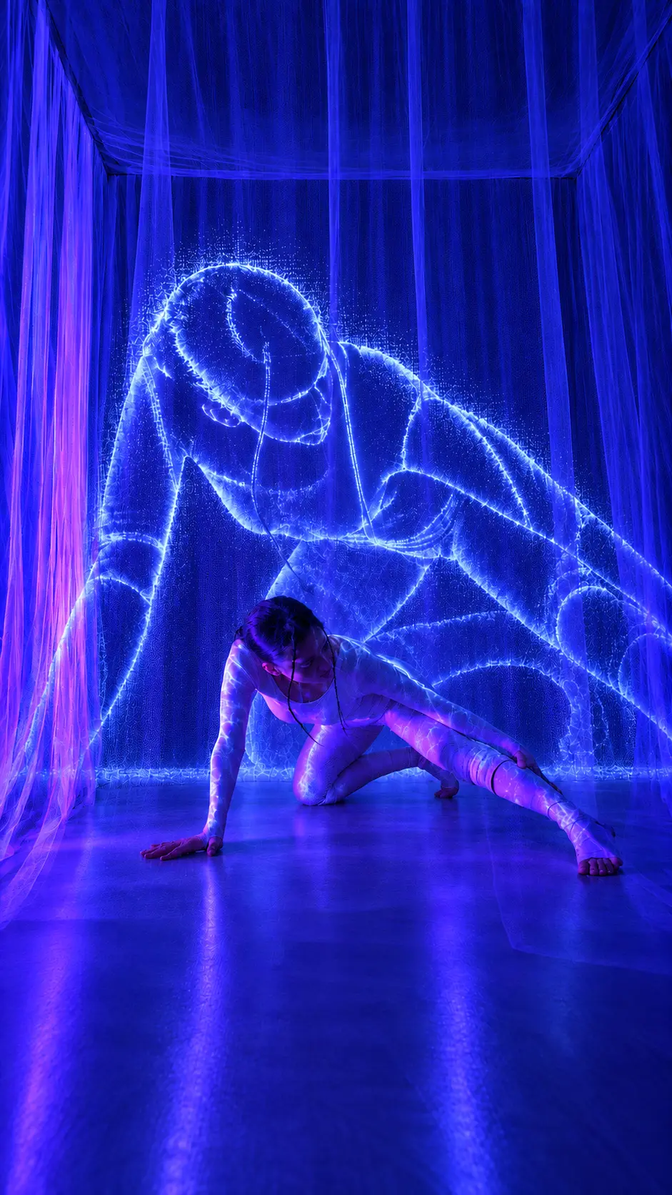 Ailín Bars — Entanglement, performance interactiva 01 Ailín Bars a la performance interactiva Entanglement entre projeccions blaves