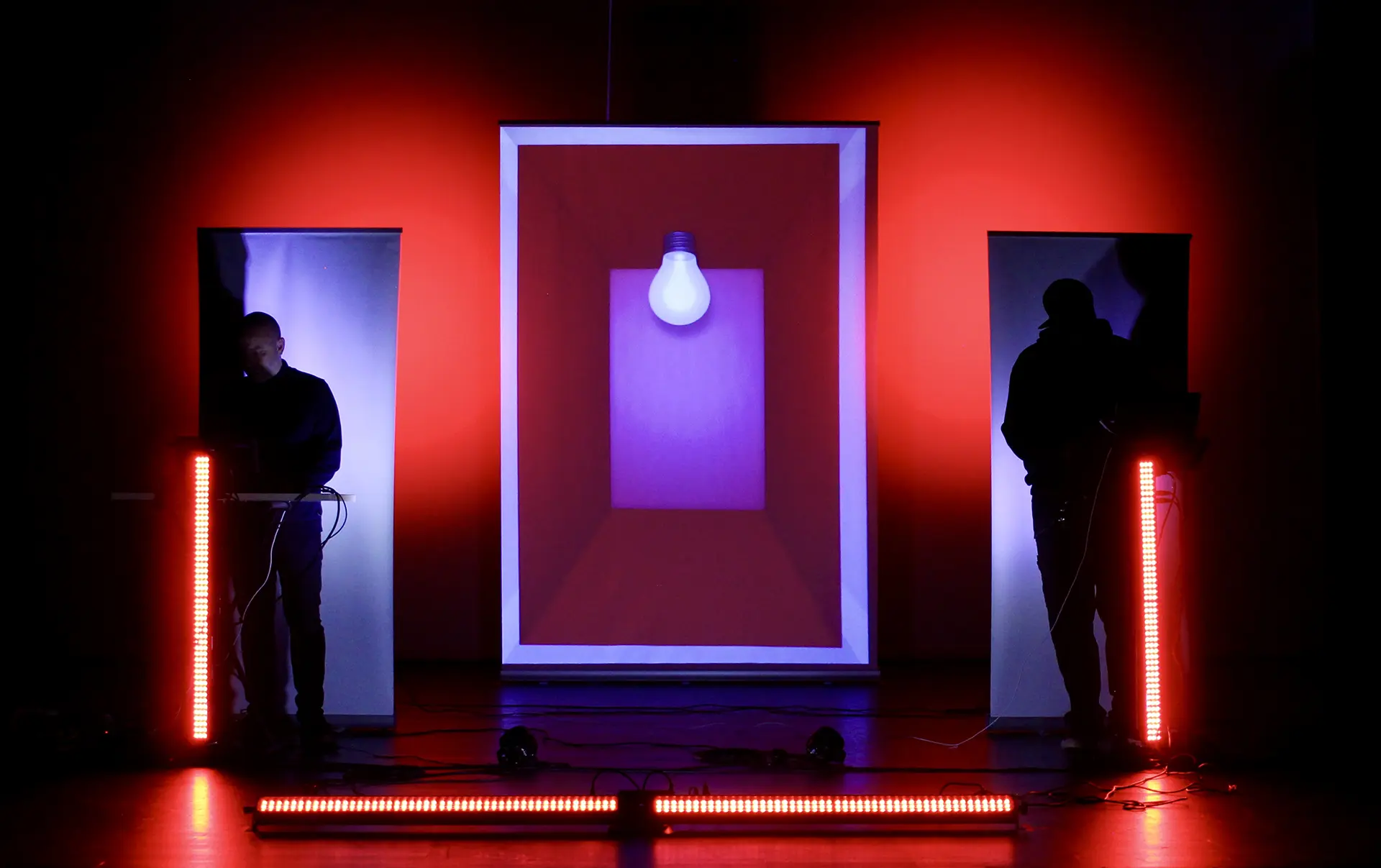 PoleTwo — Ritualism 2.0, instal·lació audiovisual 01 PoleTwo durant Ritualism 2.0 en una escena il·luminada en vermell