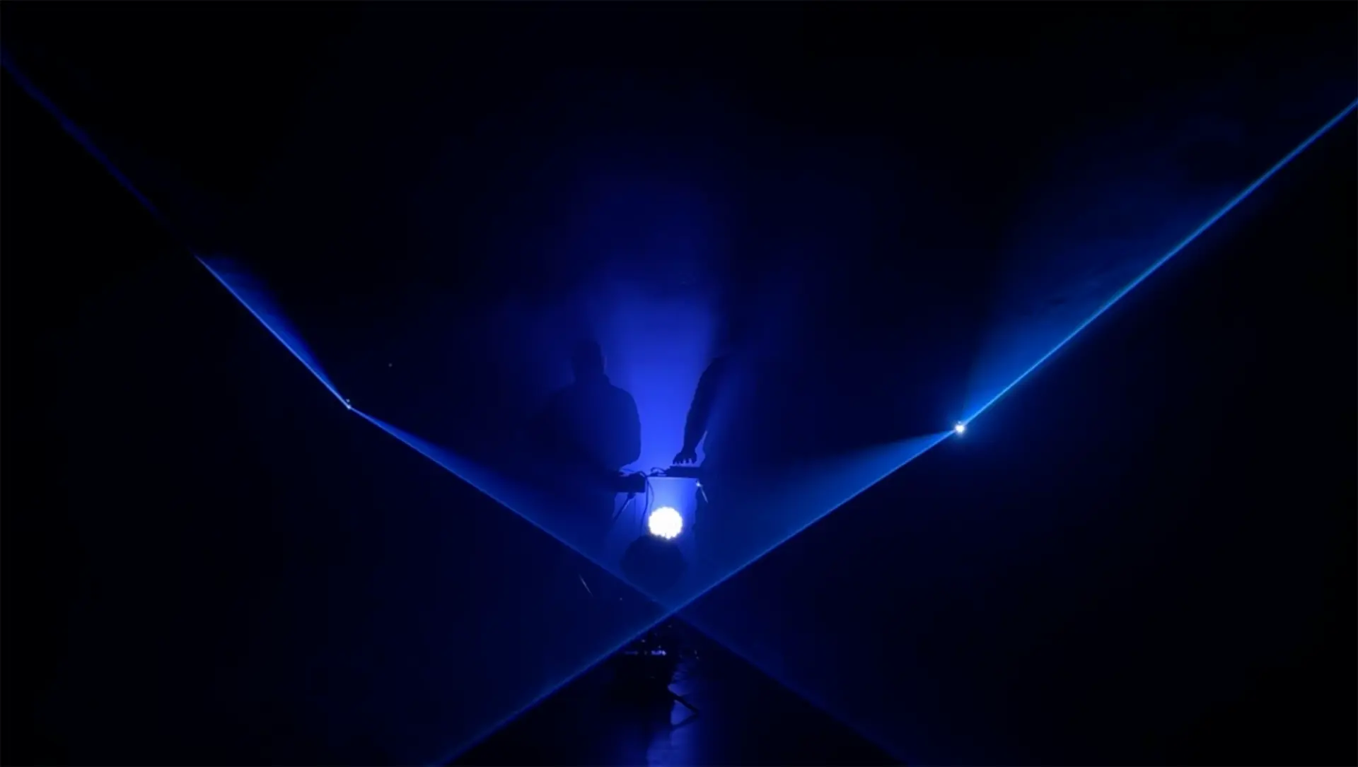 PoleTwo — Ritualism 2.0, instal·lació audiovisual 02 Siluetes de PoleTwo entre làsers blaus a Ritualism 2.0