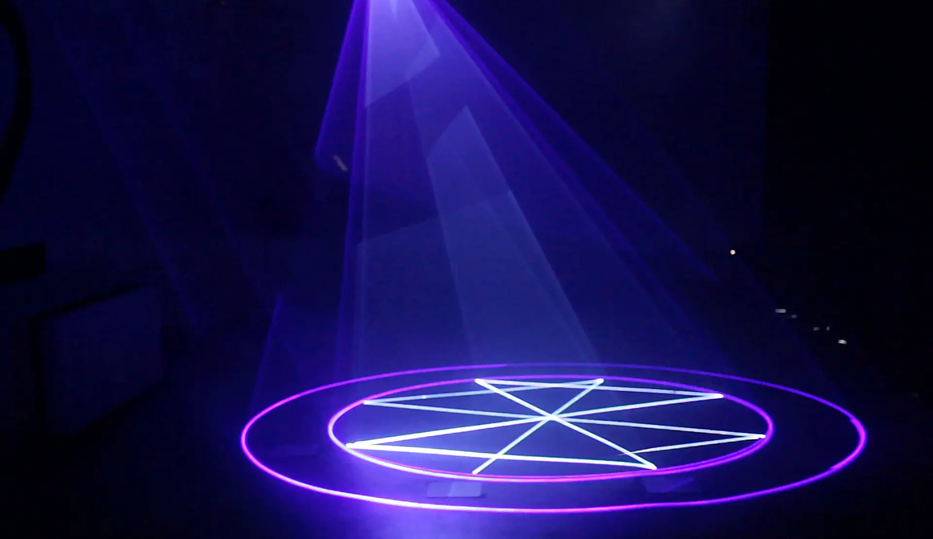 PoleTwo — Ritualism 2.0, instal·lació audiovisual 03 Geometria circular de llum i boira a la instal·lació Ritualism 2.0 de PoleTwo