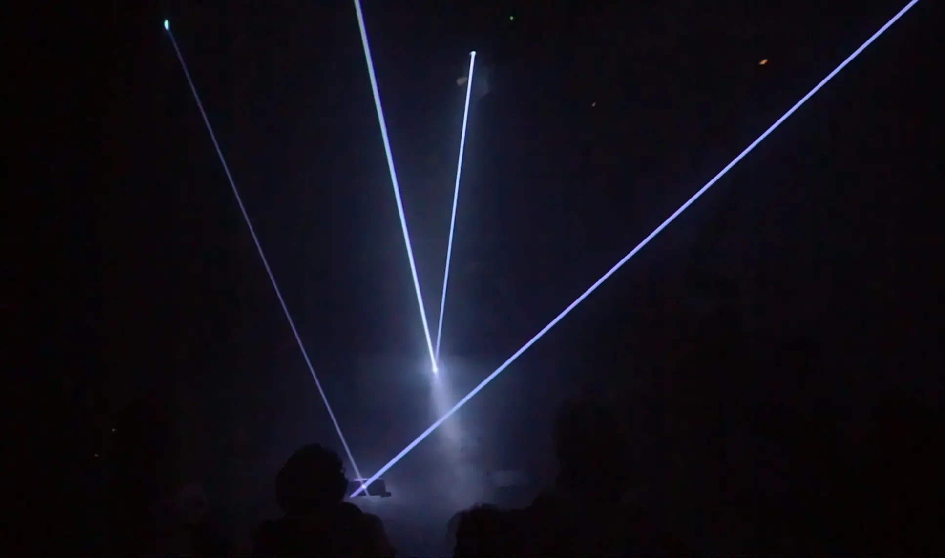 PoleTwo — Ritualism 2.0, instal·lació audiovisual 04 Feixos làser travessant l’espai durant Ritualism 2.0 de PoleTwo
